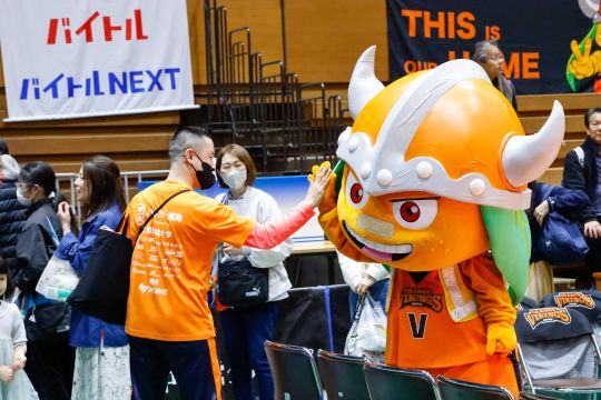バルト・セイレーネスとと集合写真